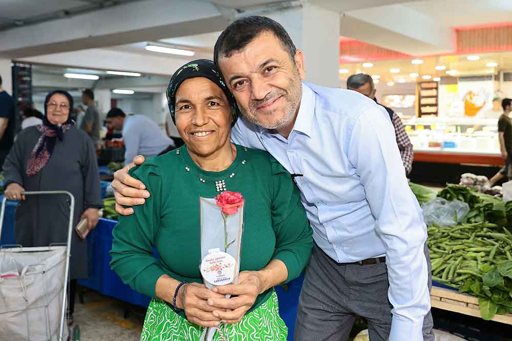 Baskan Cavusoglundan Pazaryerinde Annelere Surpriz Kutlama 3