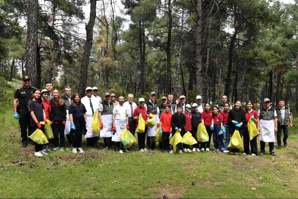 Denizli Orman Yangini Copleri Topladilar1