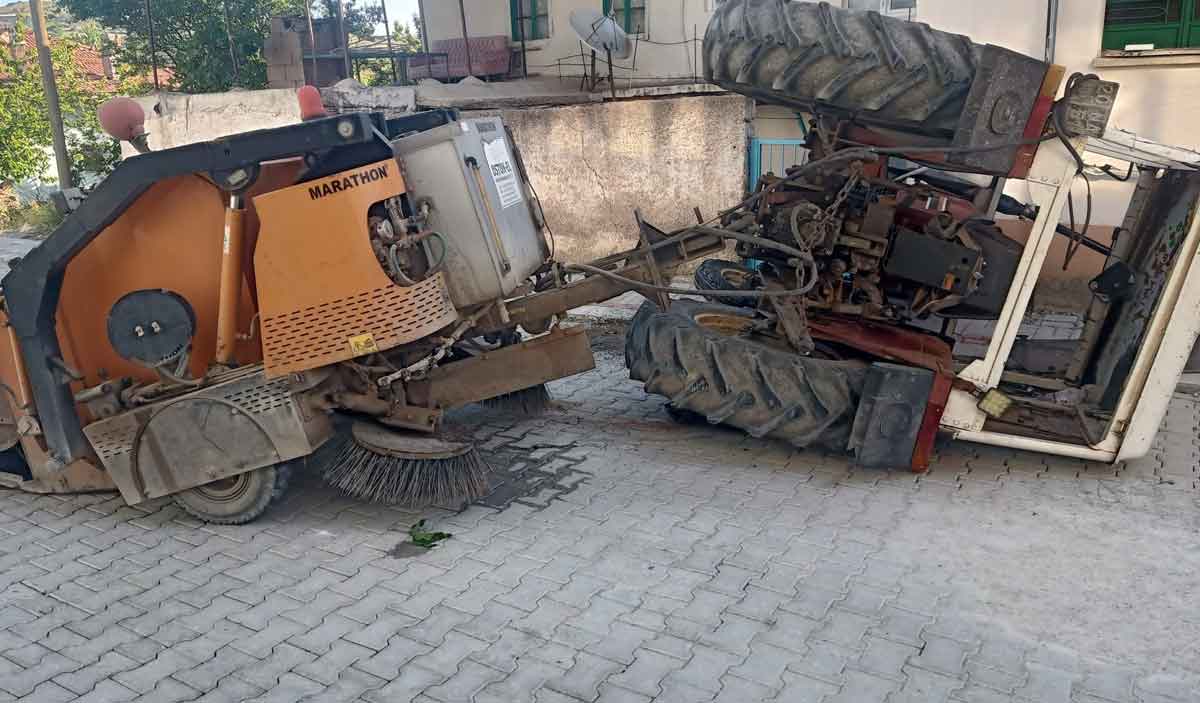 Denizlide Belediyeye Ait Traktor Ve Supurme Aracini Caldilar 1