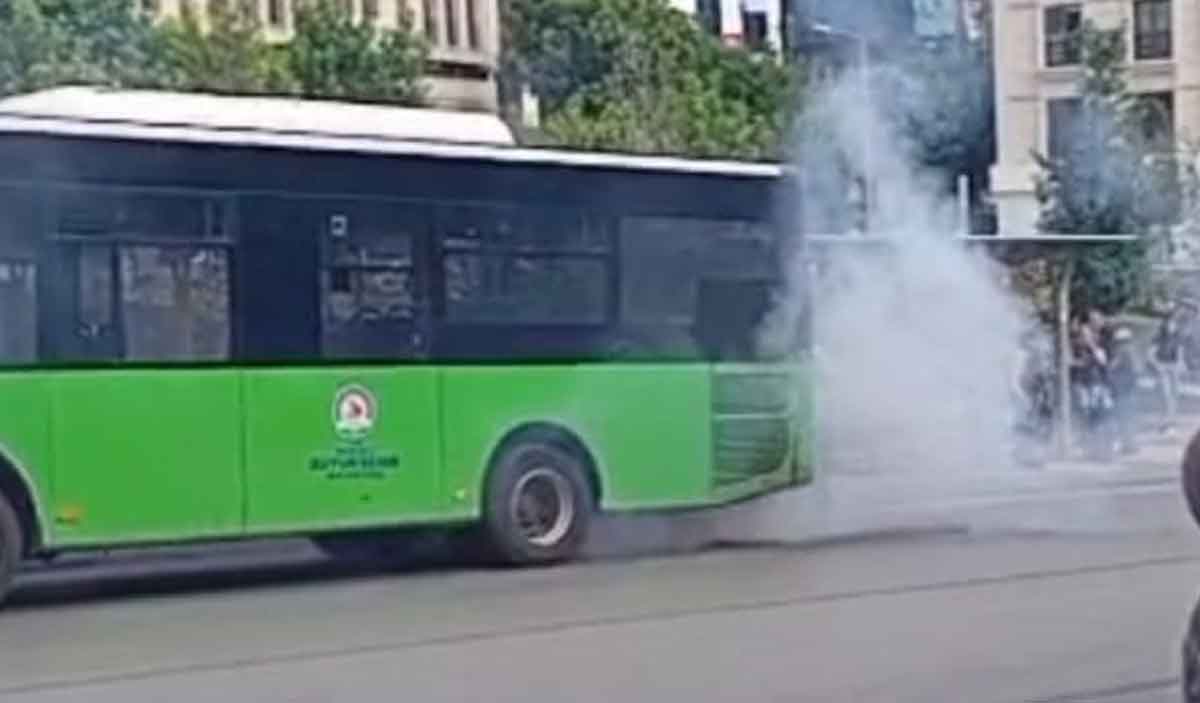 Denizlide Halk Otobusu Yolcu Alirkan Yanmaya Basladi 1