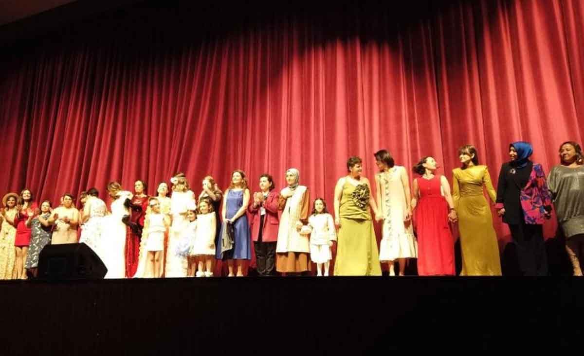 Merkezefendi Halk Egitim Aile Defilesi Ve Turku Soleniyle Mest Etti