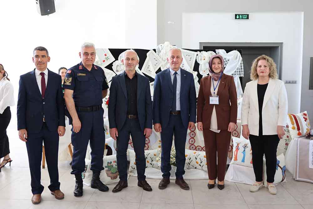 Serinhisarda Kadinlarin El Emegi Goz Nuru Eserleri Sergilendi 1