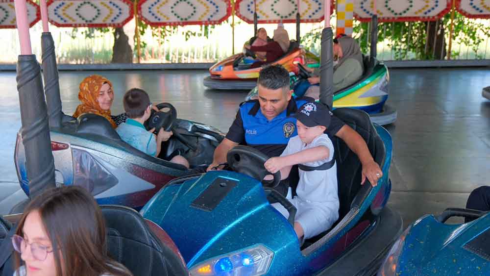 Denizli Polisi Ozel Cocuklarla Birlikte Lunaparkta Eglenceli Bir Gun Yasadi 3