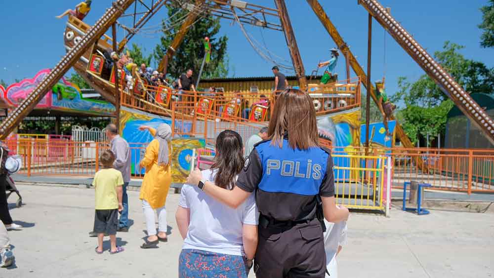 Denizli Polisi Ozel Cocuklarla Birlikte Lunaparkta Eglenceli Bir Gun Yasadi