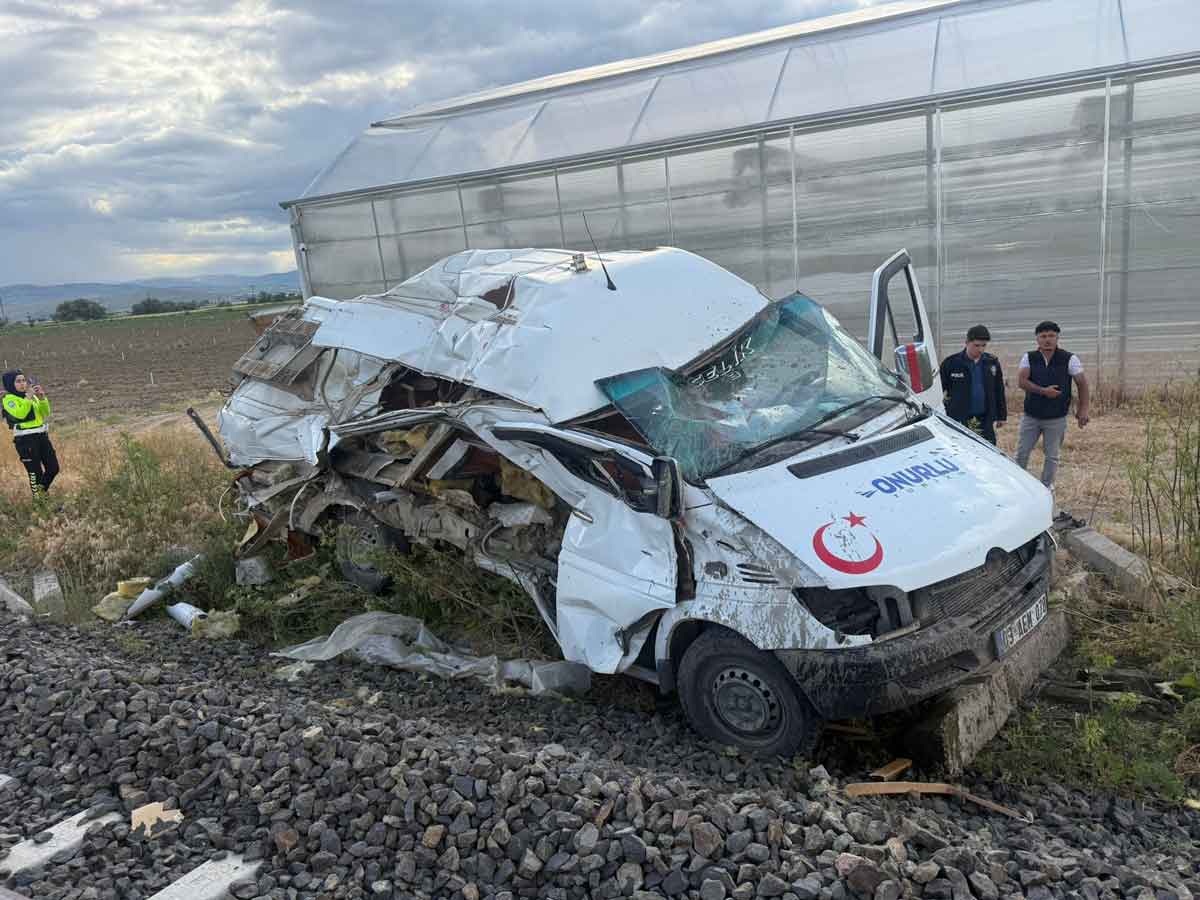Denizli Treni Minibuse Carpti 1 Yarali2