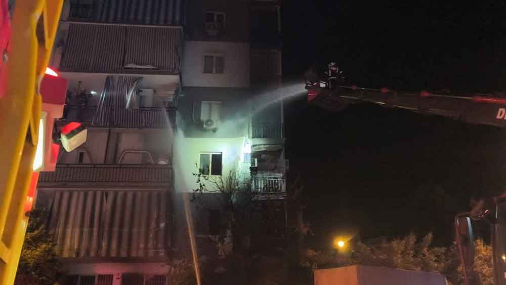 Denizlide Agacta Baslayan Yangin 8 Katli Binaya Sicradi 2