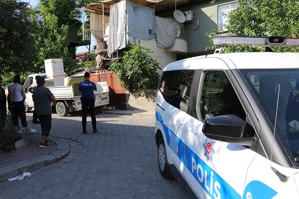 Denizlide Esya Tasirlarken Balkonu Coktu 3 Yarali 1