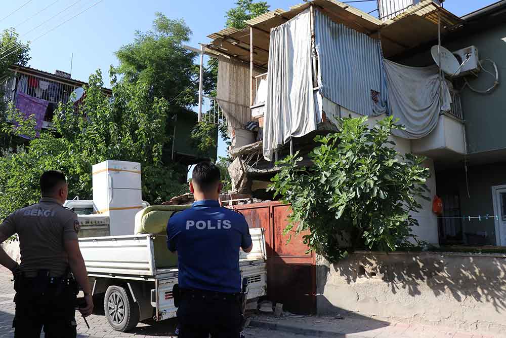 Denizlide Esya Tasirlarken Balkonu Coktu 3 Yarali 5