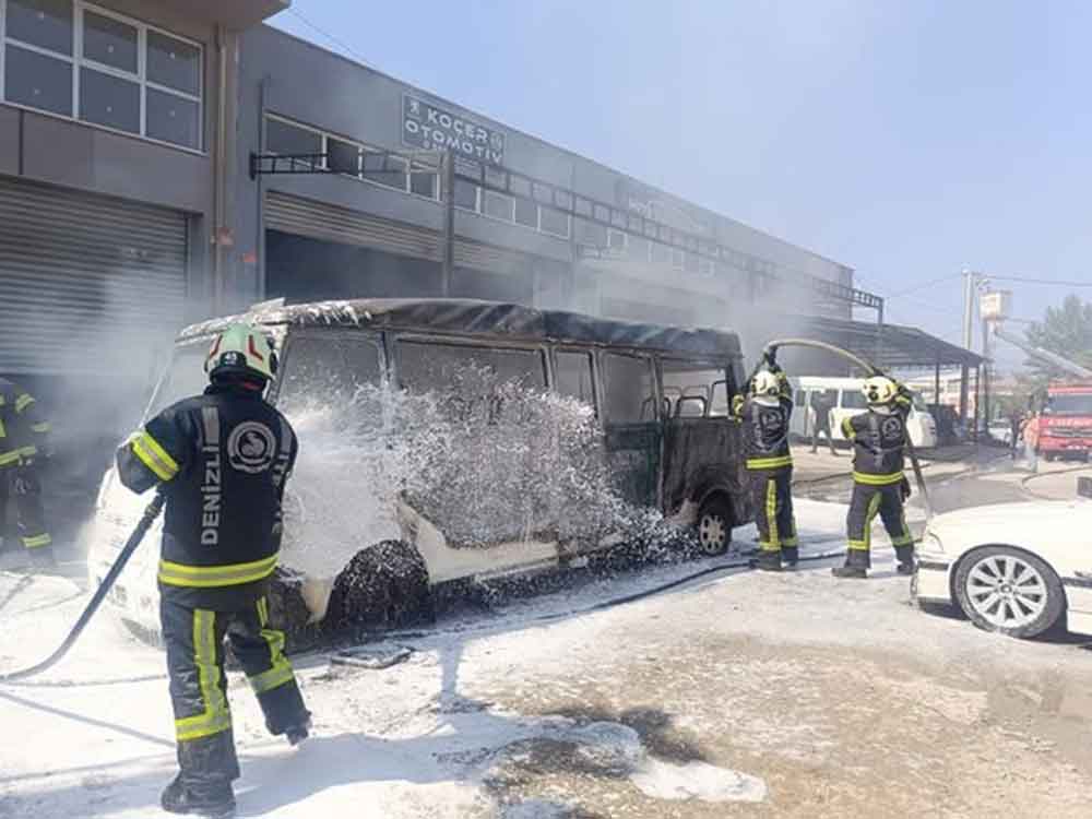 Denizlide Seyir Halindeki Minibus Alev Alev Yandi 1