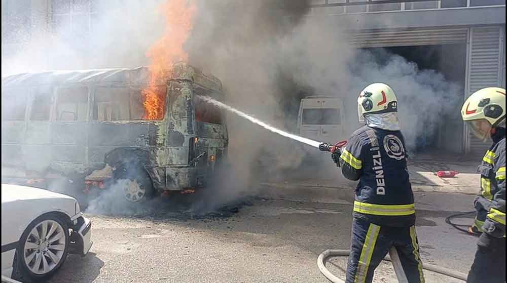 Denizlide Seyir Halindeki Minibus Alev Alev Yandi