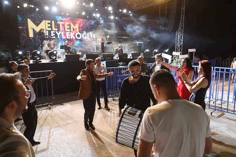Denizlili Sanatci Tavasta Hayranlariyla Bulustu 2