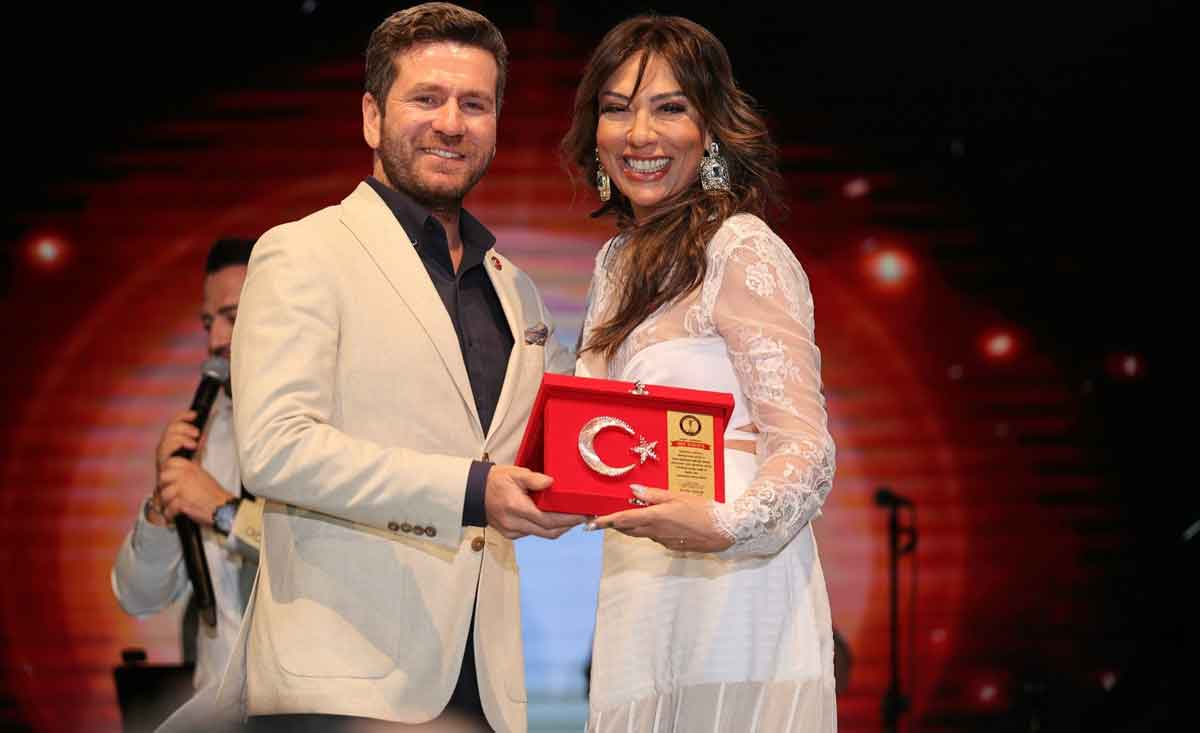 Isin Karaca Kizilcaboluklulere Unutulmaz Bir Gece Yasatti 6