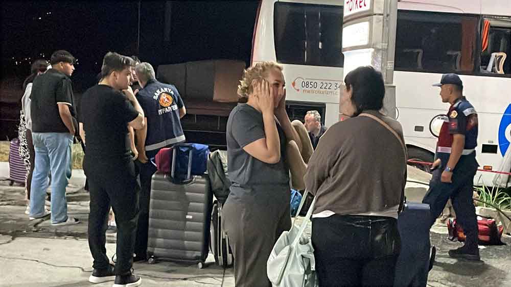 Istanbuldan Denizliye Gelen Yolcu Otobusu Tira Carpti 2Si Agir 12 Kisi Yaralandi 2