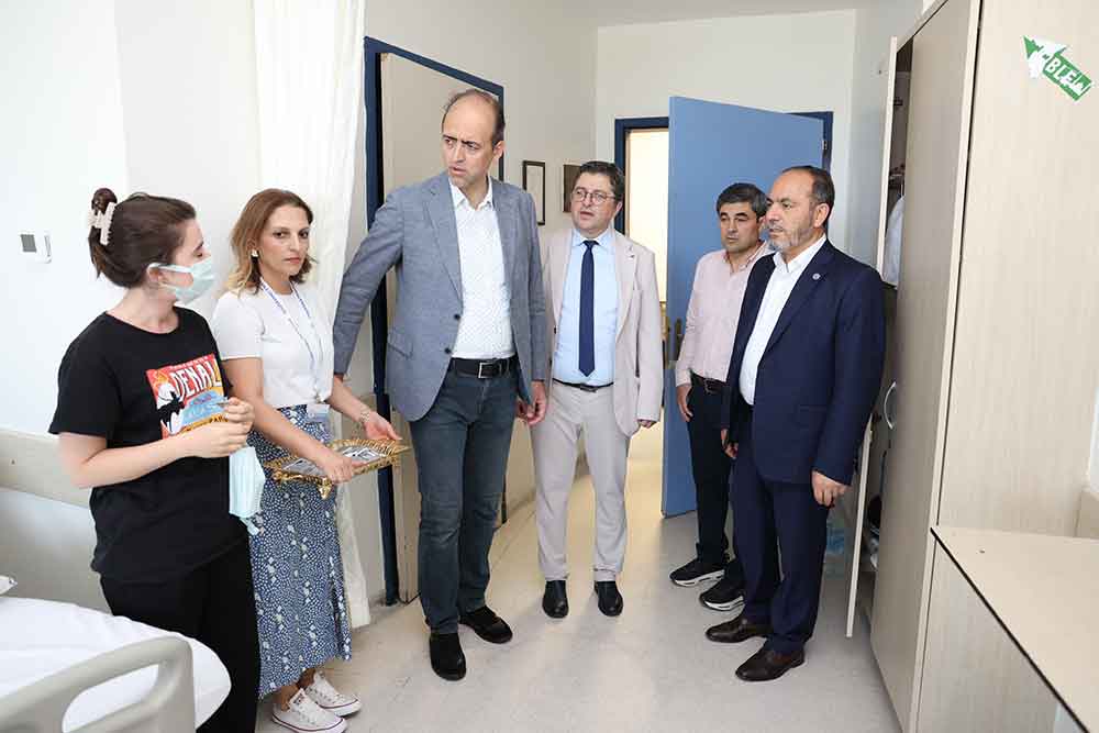 Rektor Gungor Pau Hastanelerine Bayram Ziyaretinde Bulundu 1