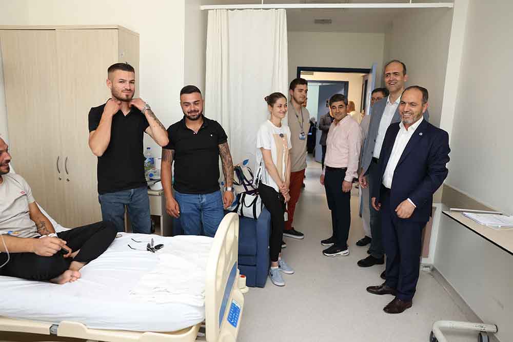 Rektor Gungor Pau Hastanelerine Bayram Ziyaretinde Bulundu 2