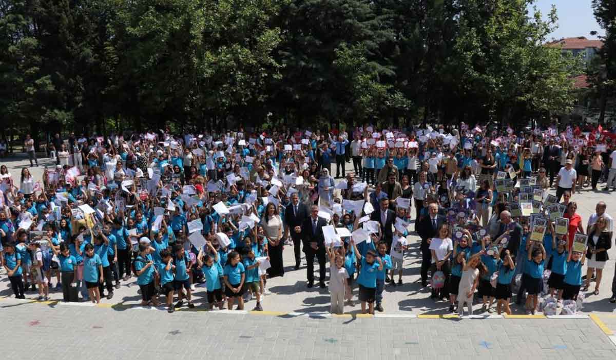 Vali Omer Faruk Coskun Miniklerin Karne Heyecanina Ortak Oldu 1