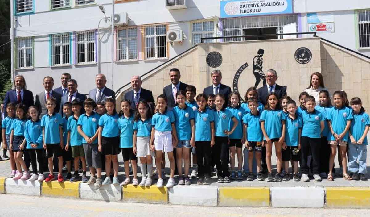 Vali Omer Faruk Coskun Miniklerin Karne Heyecanina Ortak Oldu 2