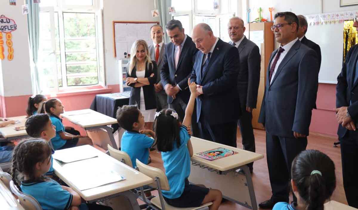 Vali Omer Faruk Coskun Miniklerin Karne Heyecanina Ortak Oldu 3