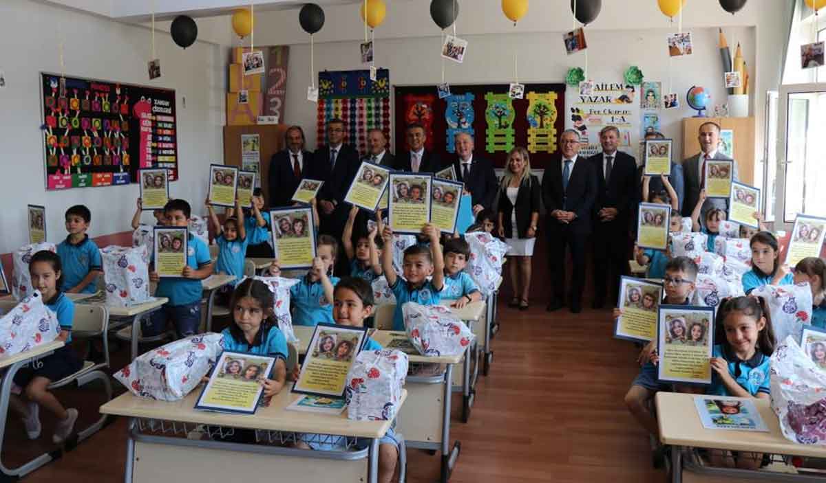 Vali Omer Faruk Coskun Miniklerin Karne Heyecanina Ortak Oldu