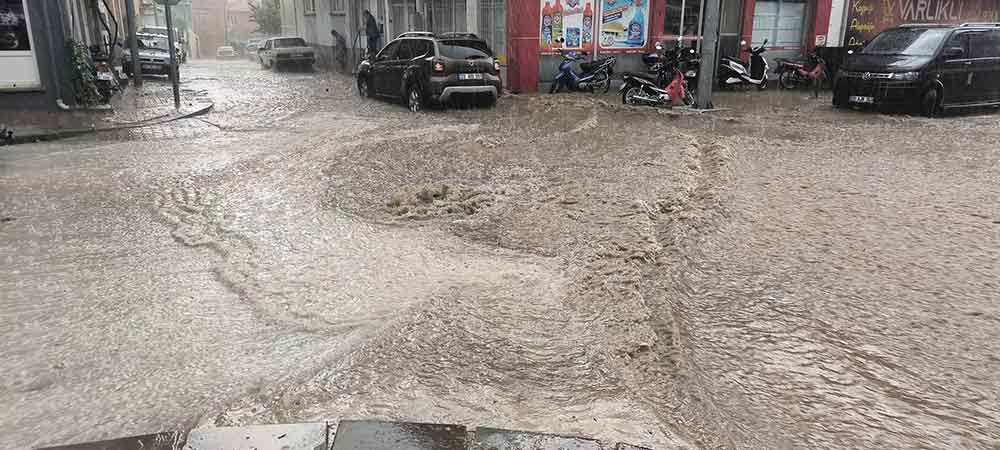 Aniden Bastiran Saganak Yagis Tavasta Taskina Neden Oldu 2