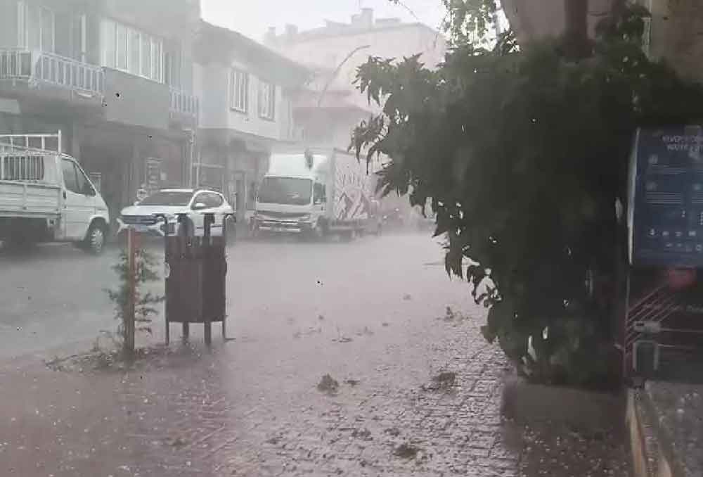 Aniden Bastiran Saganak Yagis Tavasta Taskina Neden Oldu 3