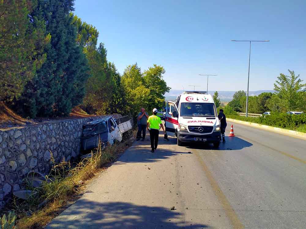 Denizlide Kamyonet Yoldan Cikti Kazada Baba Ve Oglu Yaralandi 2