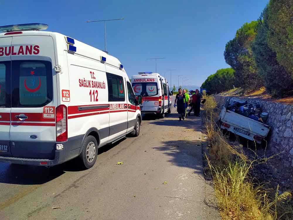 Denizlide Kamyonet Yoldan Cikti Kazada Baba Ve Oglu Yaralandi 3