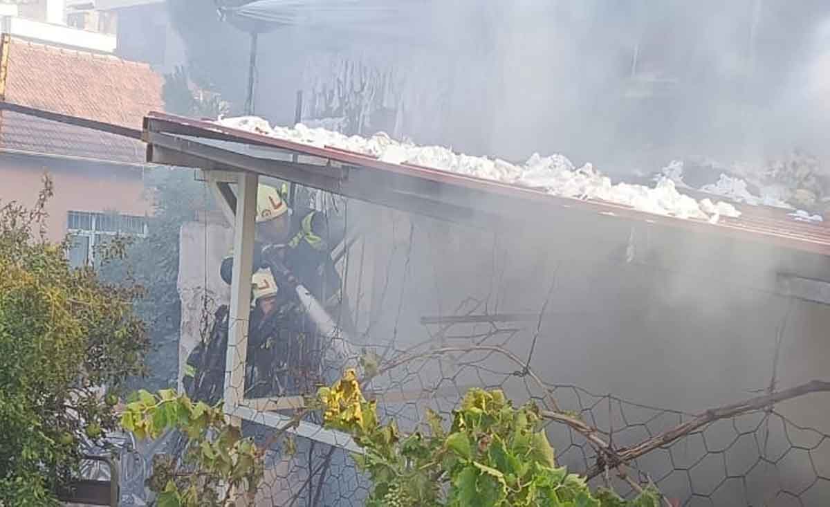 Denizlide Yanan Evde Uc Cocuk Mahsur Kaldi 1