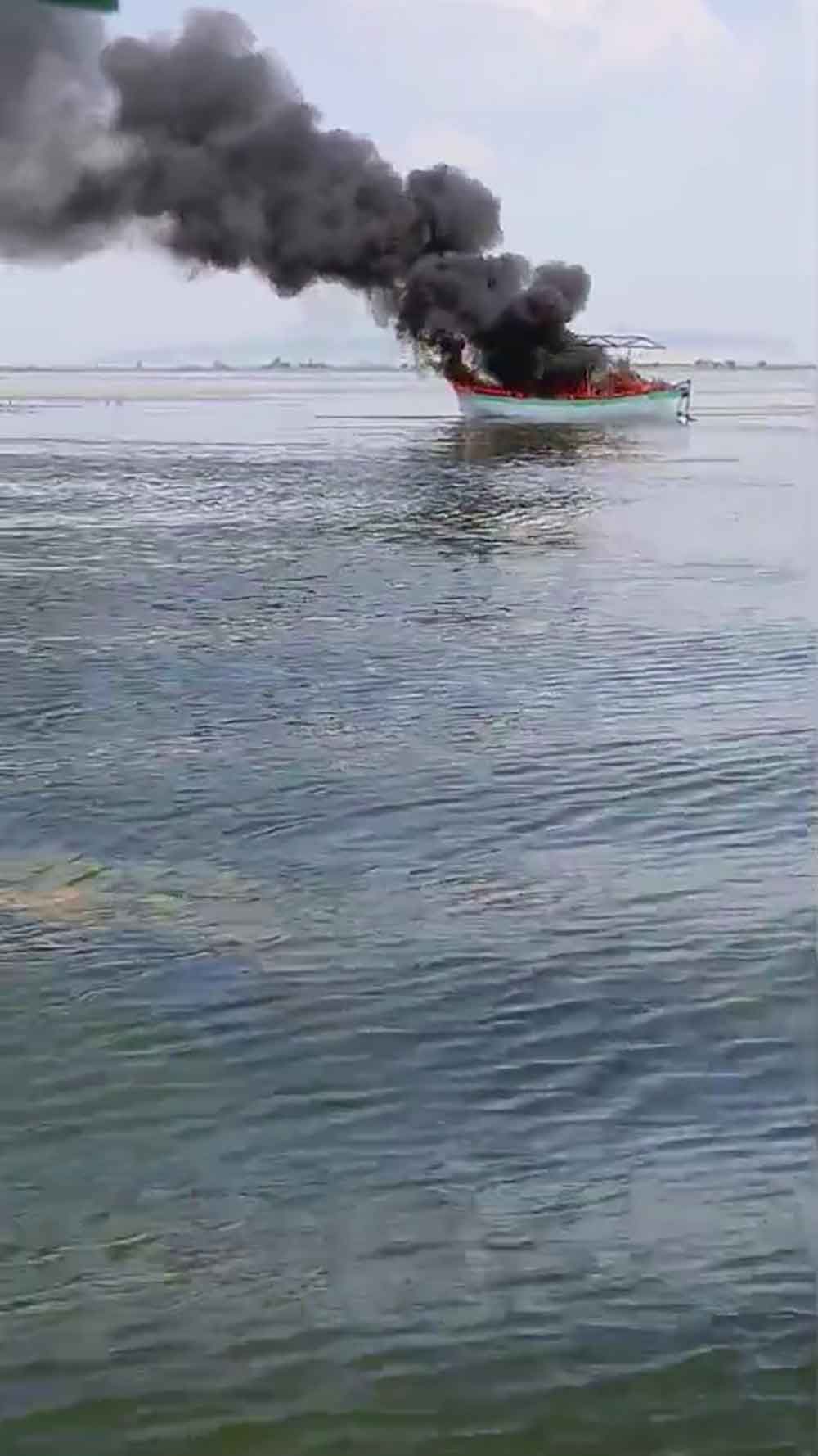 Isikli Golunde Tekne Yangini 1