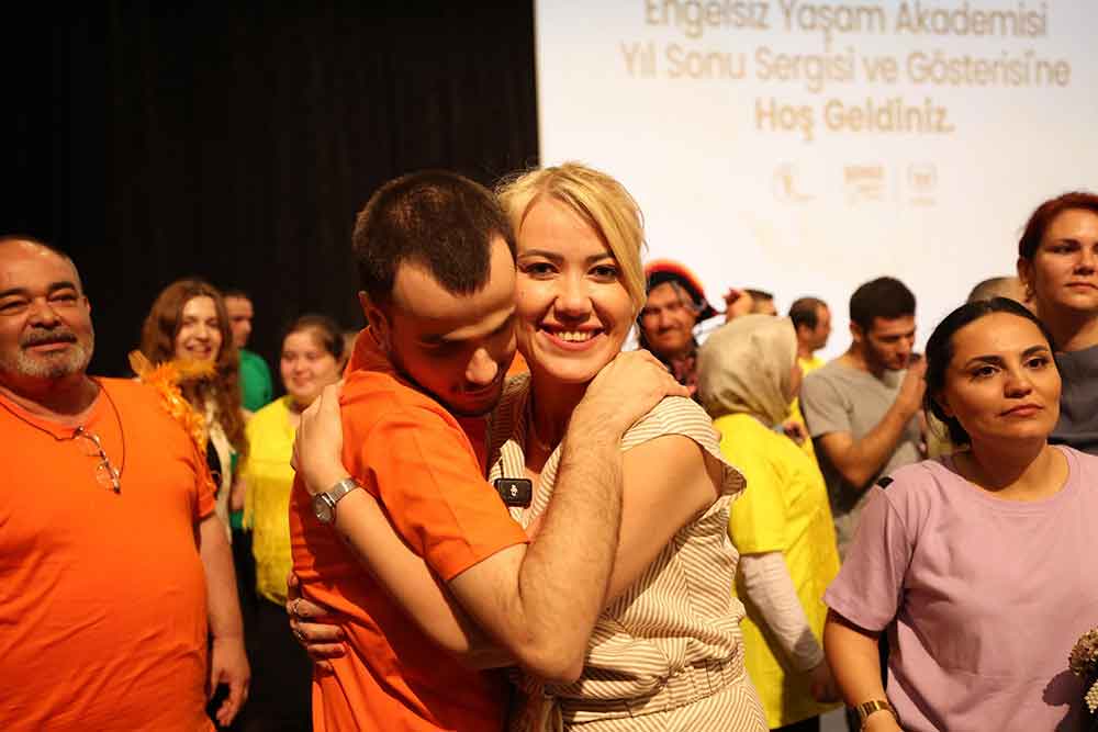 Merkezefendide Engelsiz Yasam Akademisinden Renkli Yilsonu Etkinligi