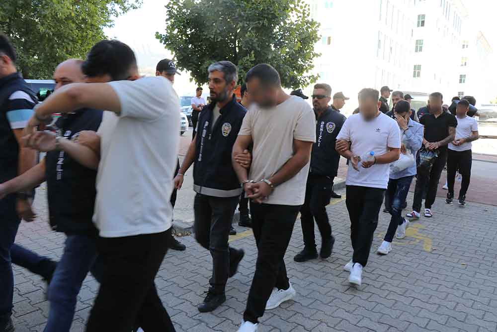 Once Eskort Sonra Avukat Olduklarini Soyleyerek Dolandirdilar