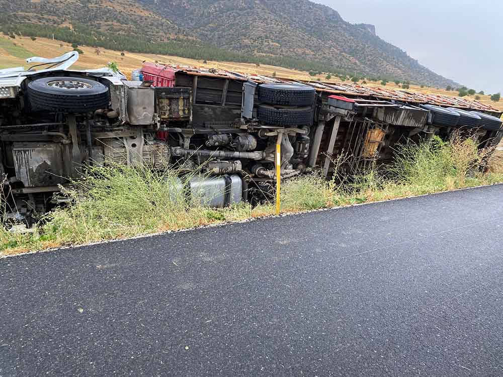 Saman Yuklu Tir Devrildi Surucu Oldu Esi Ve Cocuklari Yaralandi 1