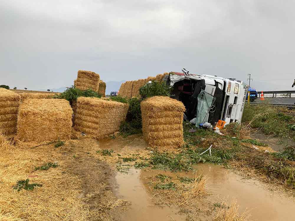 Saman Yuklu Tir Devrildi Surucu Oldu Esi Ve Cocuklari Yaralandi 3