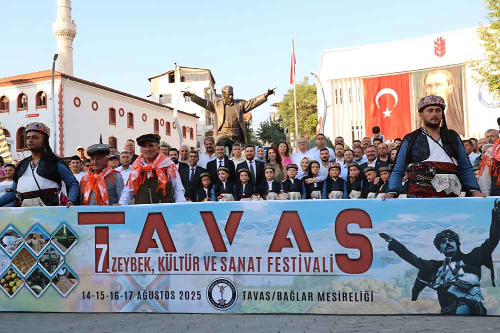 7 Tavas Zeybek Festivali Kortej Yuruyusu Ve Zeybek Gosterileriyle Basladi 2