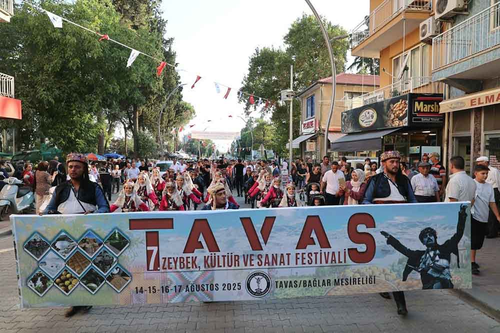7 Tavas Zeybek Festivali Kortej Yuruyusu Ve Zeybek Gosterileriyle Basladi 4
