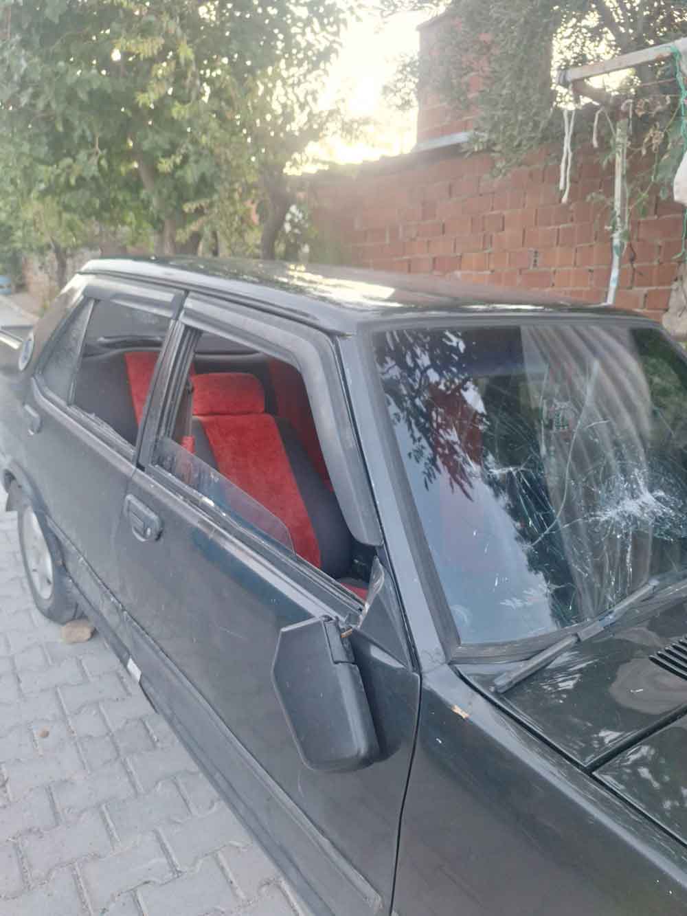 Bicak Ve Silahli Saldiriya Ugrayan Iki Arkadas Agir Yaralandi 2