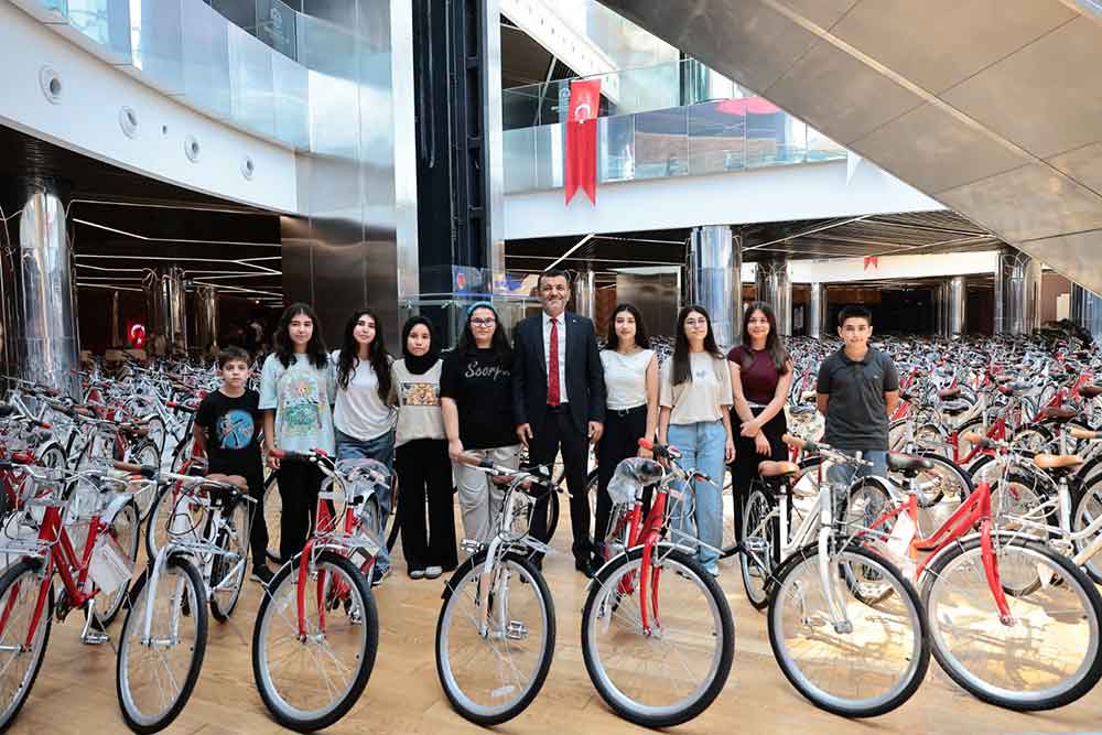 Buyuksehirden Basarili Ogrencilere Bisiklet Odulu 1