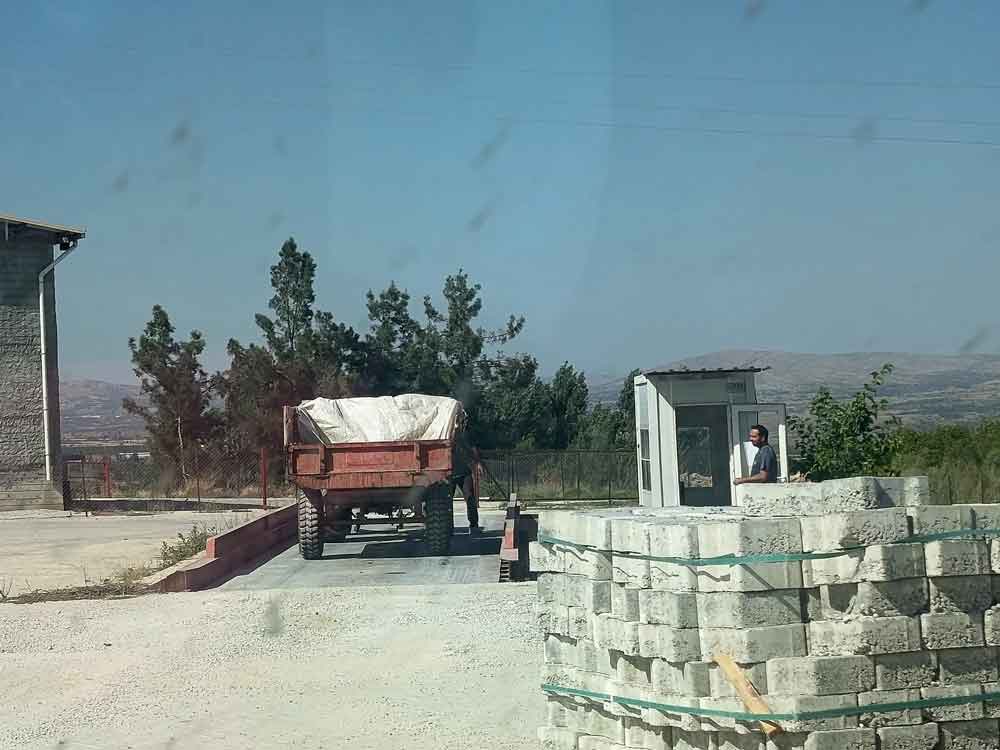 Cal Sazak Uzum Isyan Fiyat Protesto Kantar Kapatti