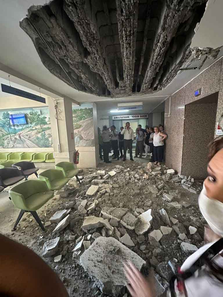 Denizli Devlet Hastanesinde Tavan Coktu 1