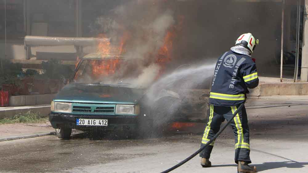 Denizlide Park Halindeki Arac Bir Anda Alev Aldi 1