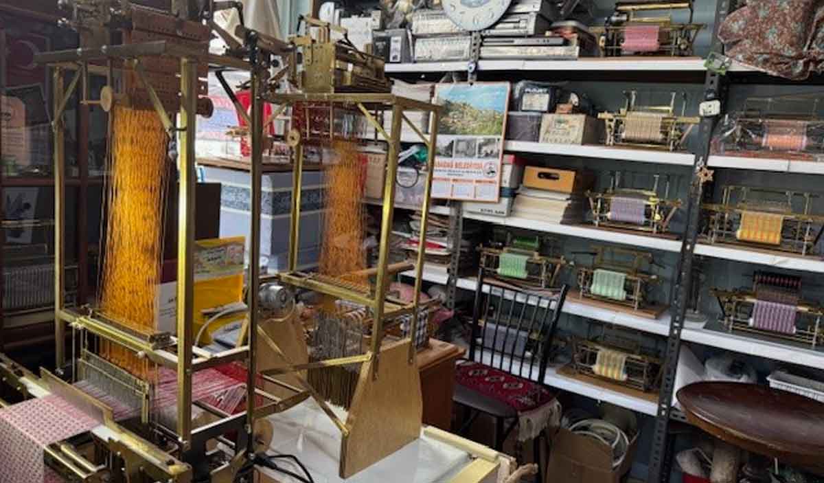 Dunyadaki Tek Minyatur Dokuma Koleksiyonunu Olusturdu 1