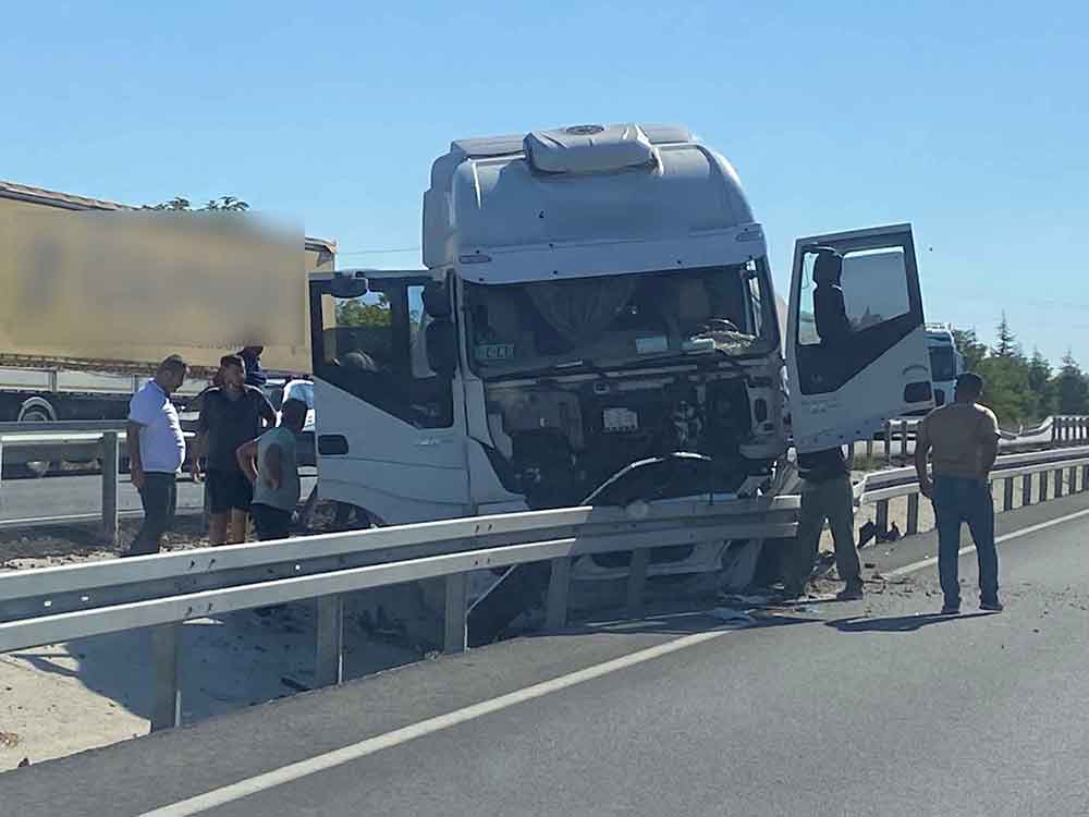 Kontrolden Cikan Tir Refuje Carparak Durabildi 1