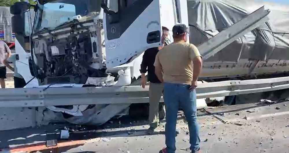 Kontrolden Cikan Tir Refuje Carparak Durabildi 2