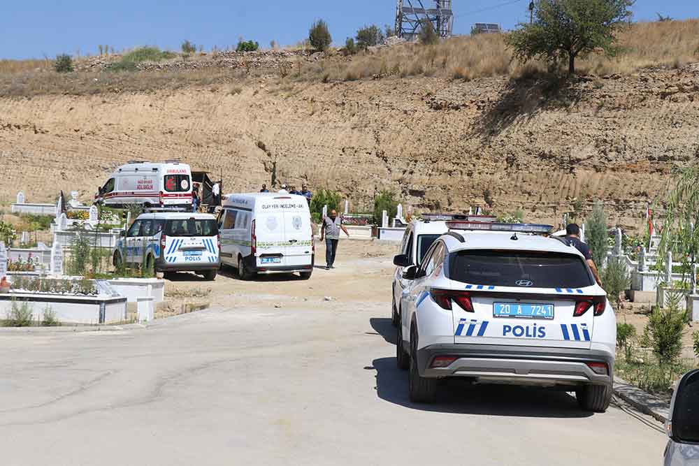 Mezarlikta Yasayan Adam Mezarcilar Tarafindan Olu Bulundu 1