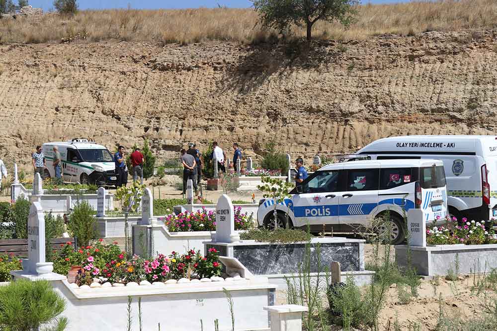 Mezarlikta Yasayan Adam Mezarcilar Tarafindan Olu Bulundu 2