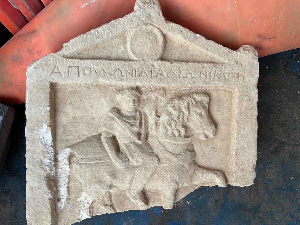 Park Duzenlemesinde Antik Doneme Ait Kabartmali Tas Levha Bulundu 1