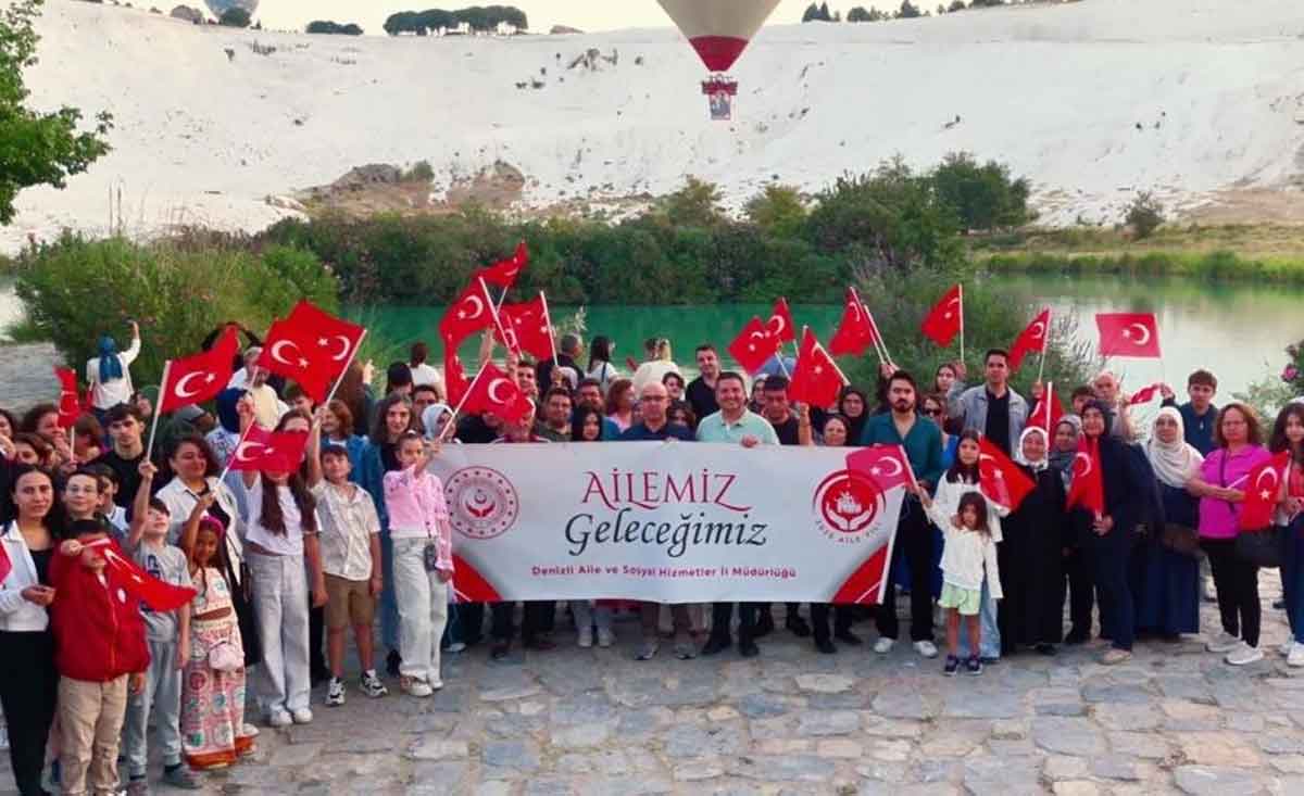 Sehit Aileleri Zafer Bayrami Coskusunu Turk Bayraklariyla Gokyuzunde Yasadi 1