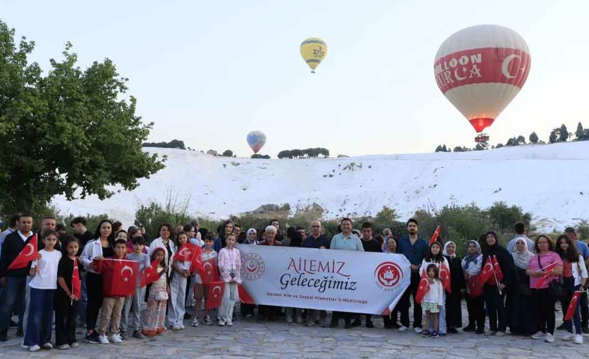 Sehit Aileleri Zafer Bayrami Coskusunu Turk Bayraklariyla Gokyuzunde Yasadi 2