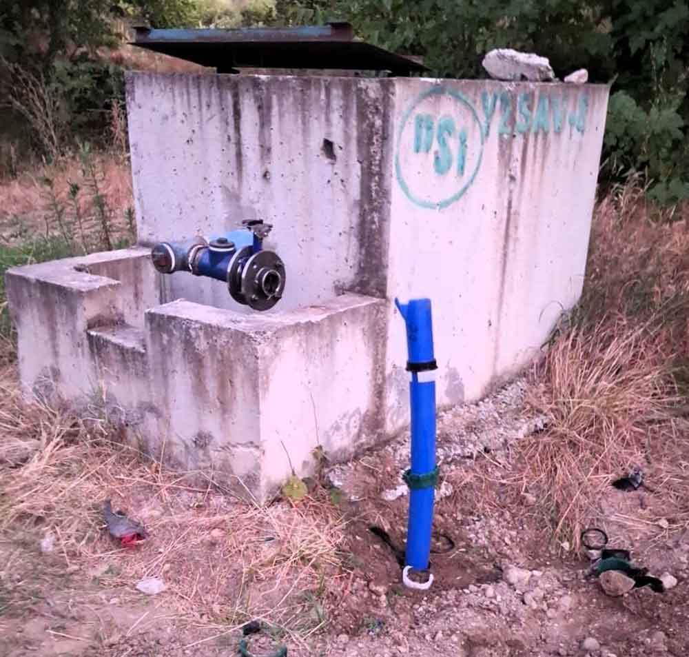 Tarlasindan Izinsiz Gecirilen Sulama Hattini Baltayla Parcaladi 2