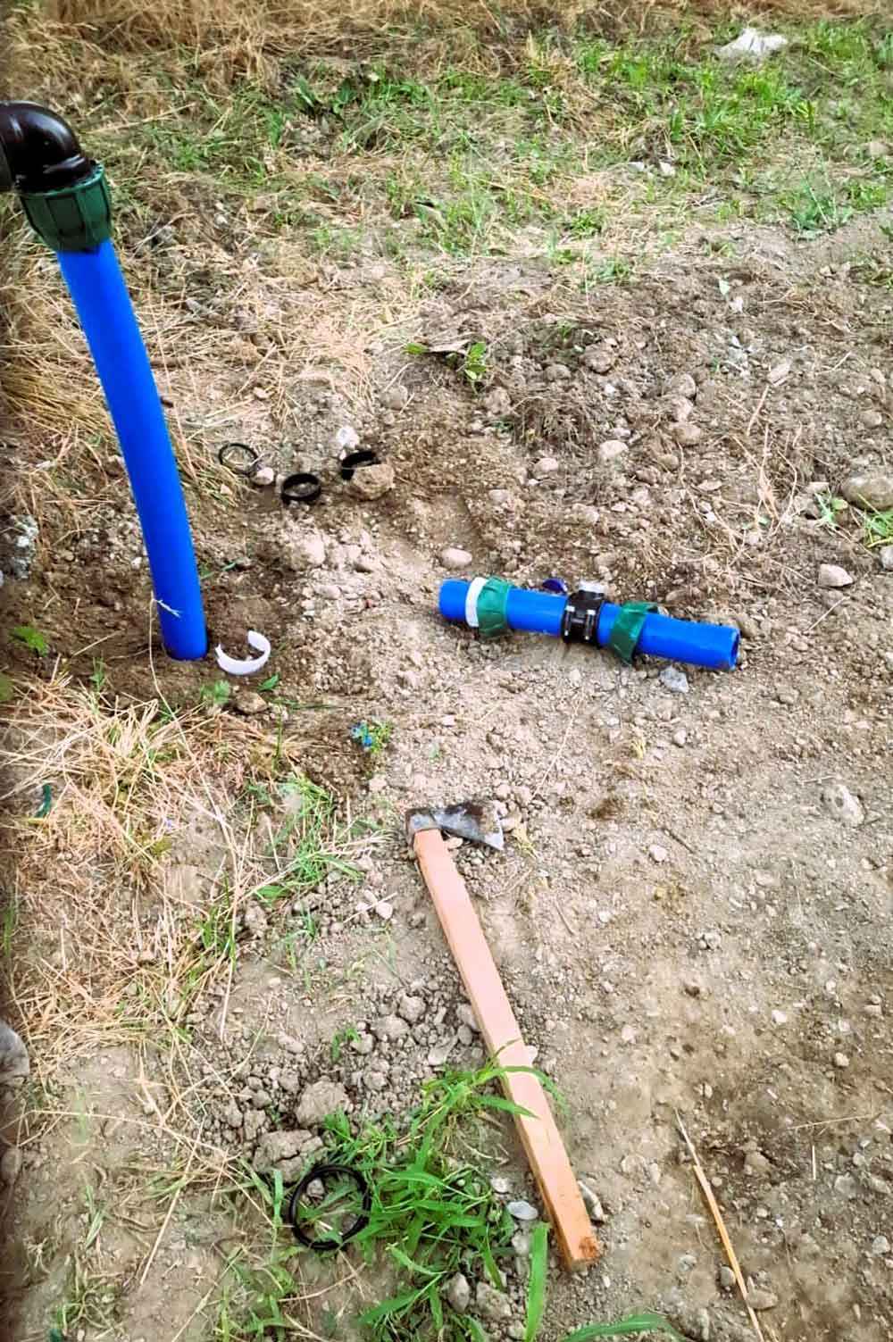 Tarlasindan Izinsiz Gecirilen Sulama Hattini Baltayla Parcaladi